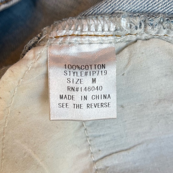 Signature Eight Distressed Button Fly Jean Shorts Women’s Size Medium - Picture 8 of 9